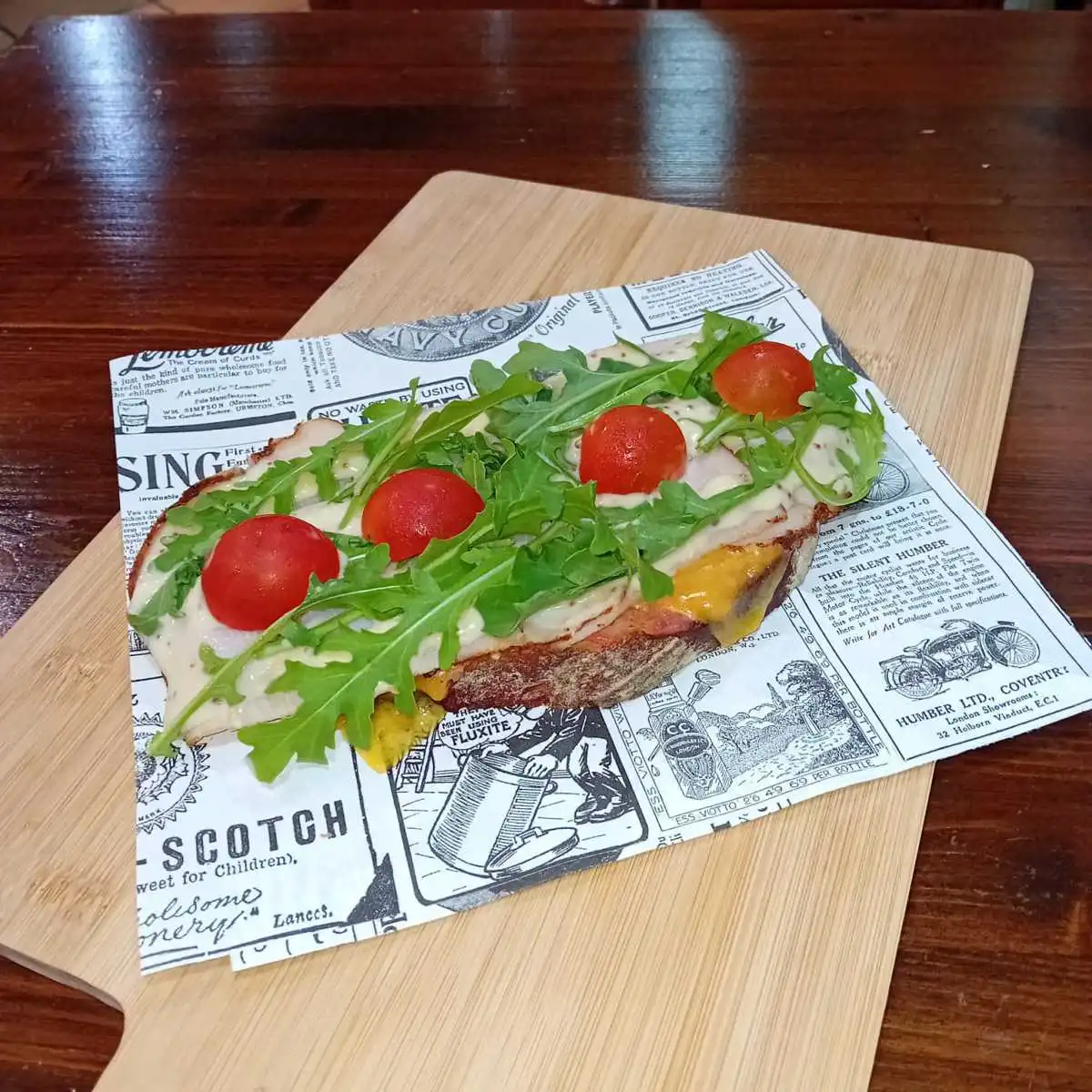 Nº8 Tostada de Pastrami de Pollo y Pavo